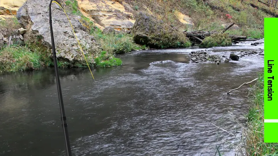 Fly Fishing Simulator HD: cana dobrada sobre o rio com a barra verde de tensão da linha